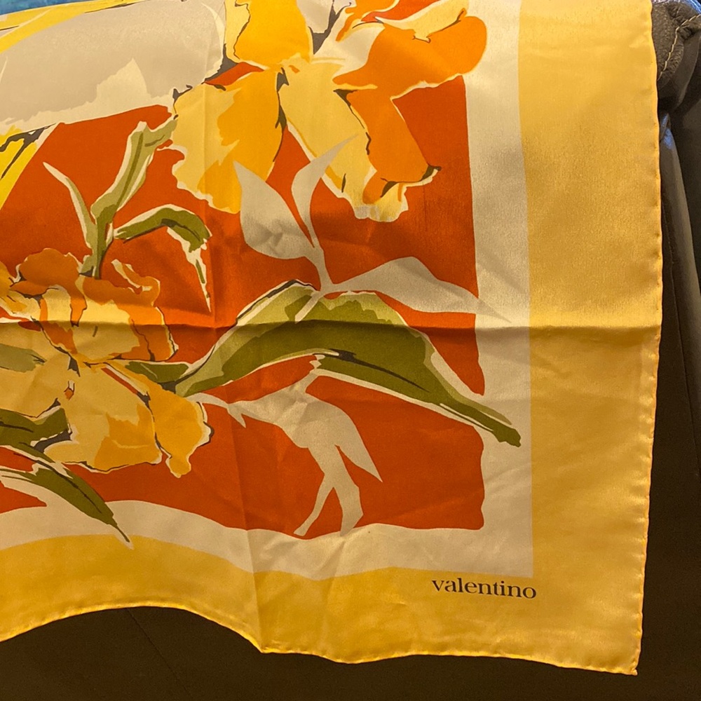 Valentino Beautiful Authentic Vintage silk Scarf 33”X 33”